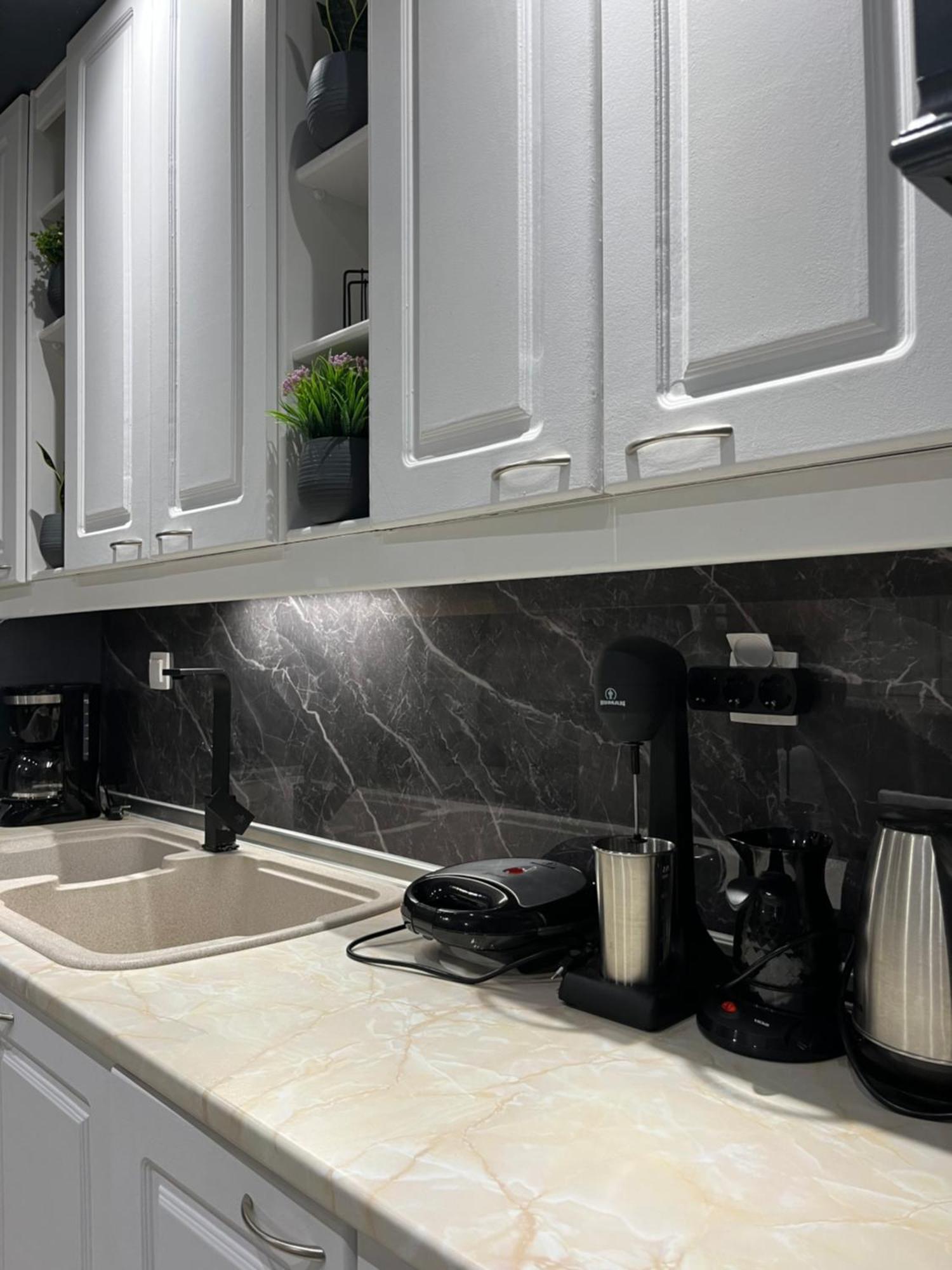 4 Modern With Free Parking Apartment *