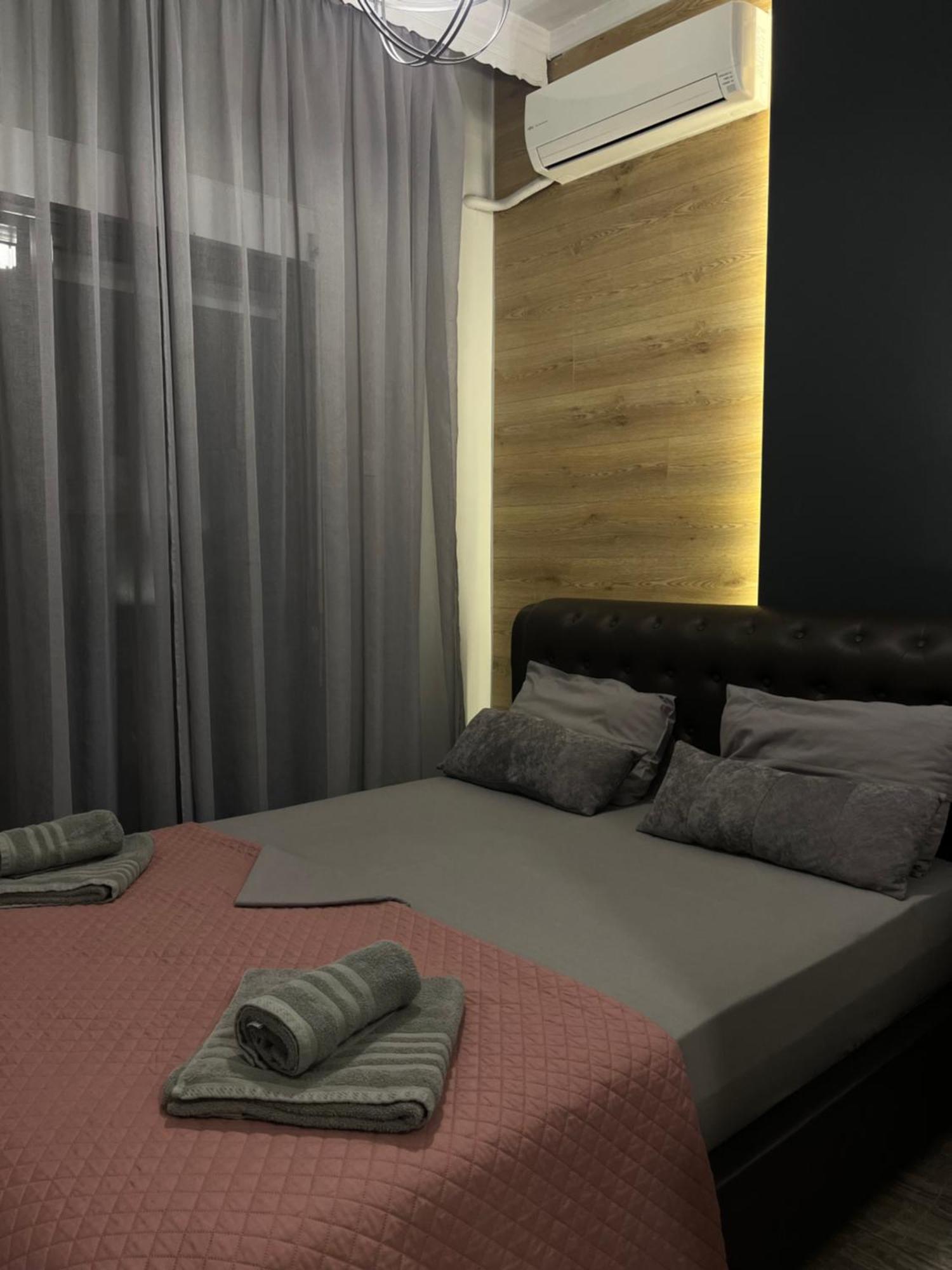 4 Modern With Free Parking Apartment