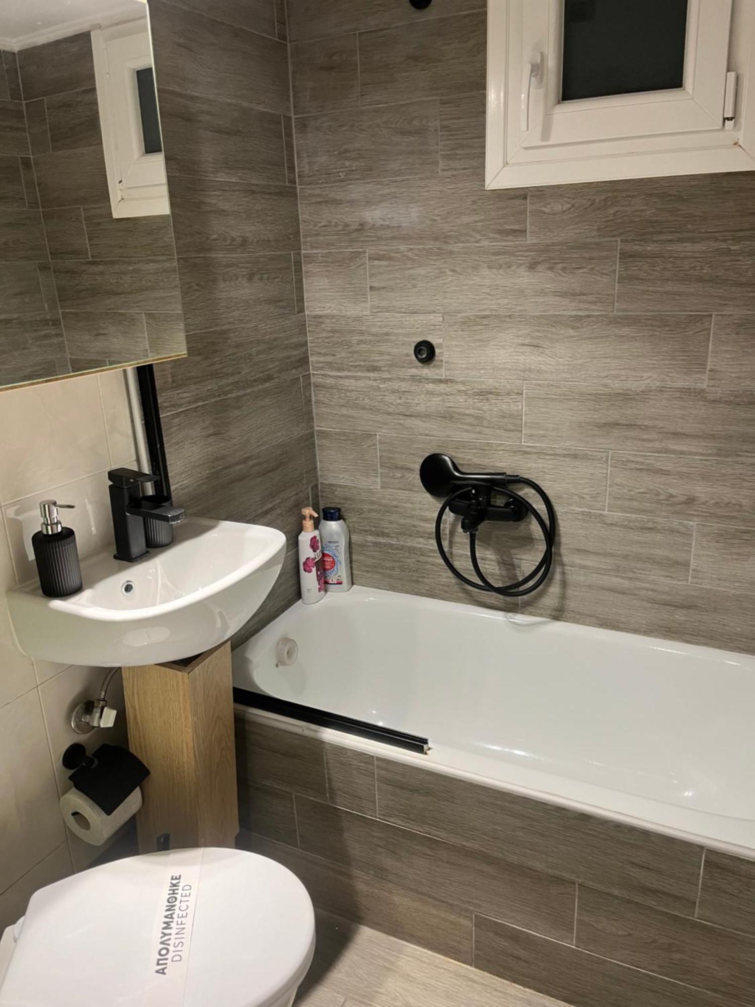 4 Modern With Free Parking Apartment *